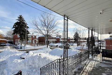 Photo 2 at 134 Giltspur Drive, Jane Heights, Toronto
