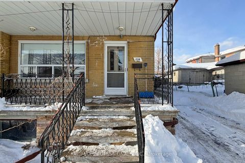Photo 3 at 134 Giltspur Drive, Jane Heights, Toronto