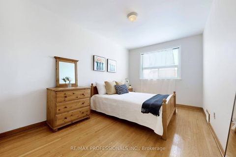 Photo 14 at 134 Giltspur Drive, Jane Heights, Toronto