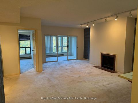 Photo 2 at 10 - 20 Glebe Road W, Eglinton, Toronto