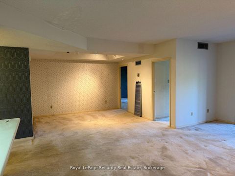 Photo 3 at 10 - 20 Glebe Road W, Eglinton, Toronto