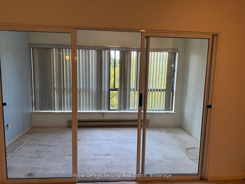 Photo 4 at 10 - 20 Glebe Road W, Eglinton, Toronto