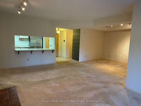 Photo 5 at 10 - 20 Glebe Road W, Eglinton, Toronto