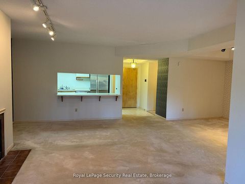 Photo 6 at 10 - 20 Glebe Road W, Eglinton, Toronto