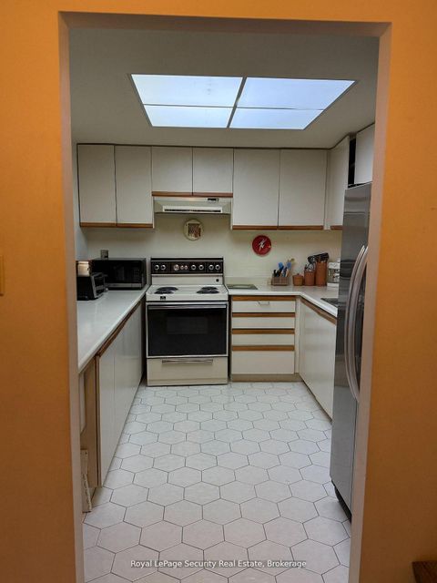 Photo 9 at 10 - 20 Glebe Road W, Eglinton, Toronto