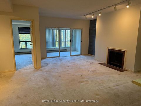 Photo 14 at 10 - 20 Glebe Road W, Eglinton, Toronto