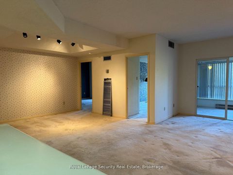 Photo 16 at 10 - 20 Glebe Road W, Eglinton, Toronto