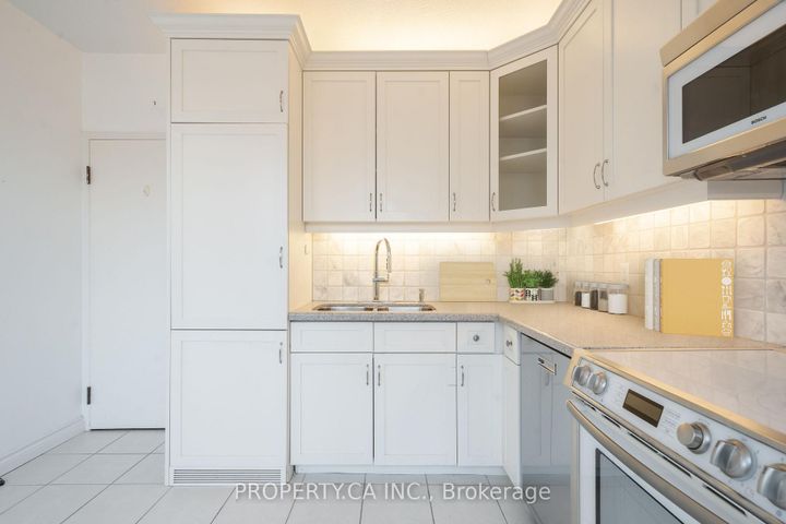Photo 3 at 606 - 55a Avenue Road, Annex, Toronto
