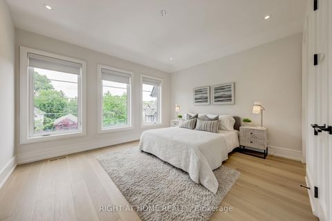 Photo 31 at 102 Parklea Drive, Leaside, Toronto