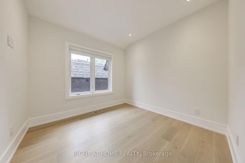 Photo 34 at 102 Parklea Drive, Leaside, Toronto