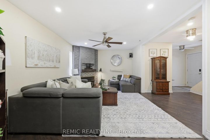 Photo 2 at 18 - 6855 Glen Erin Drive, Meadowvale, Mississauga