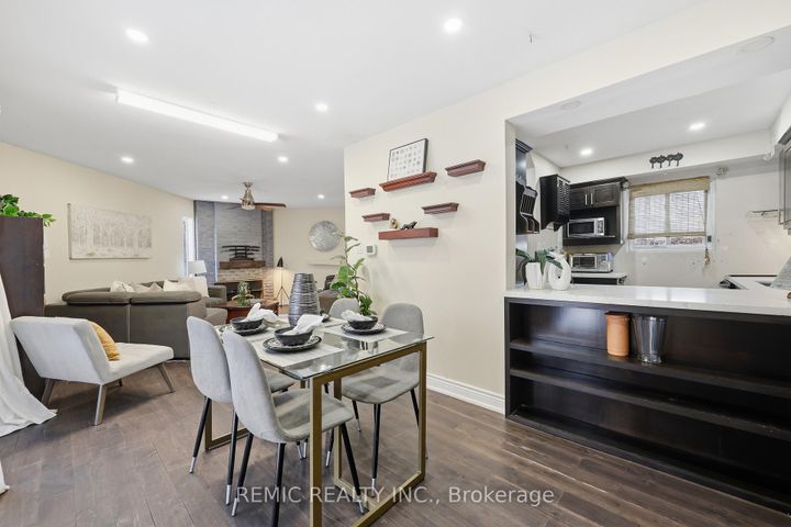 Photo 4 at 18 - 6855 Glen Erin Drive, Meadowvale, Mississauga