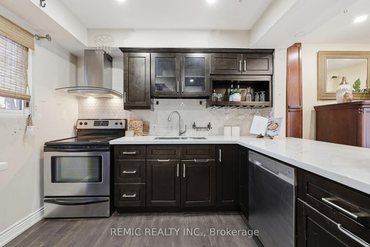 Photo 5 at 18 - 6855 Glen Erin Drive, Meadowvale, Mississauga