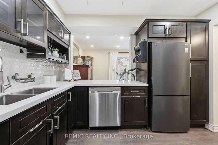 Photo 6 at 18 - 6855 Glen Erin Drive, Meadowvale, Mississauga