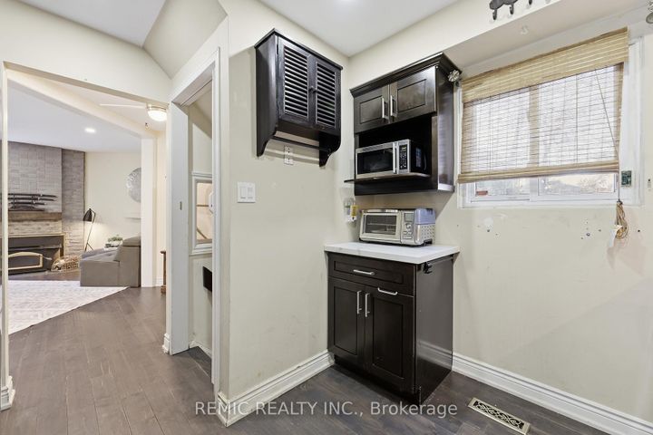 Photo 7 at 18 - 6855 Glen Erin Drive, Meadowvale, Mississauga