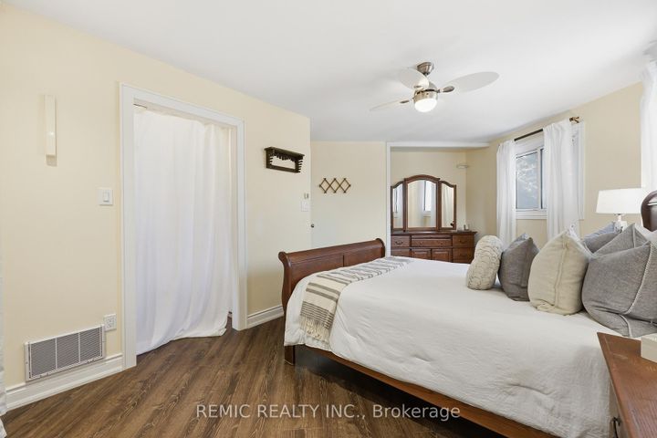 Photo 13 at 18 - 6855 Glen Erin Drive, Meadowvale, Mississauga