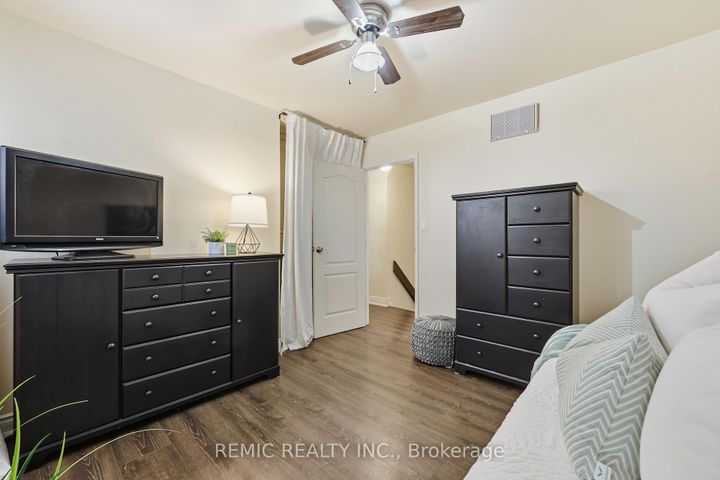 Photo 17 at 18 - 6855 Glen Erin Drive, Meadowvale, Mississauga