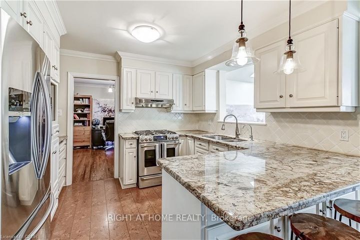 Photo 11 at 3021 Lakeshore Road, Roseland, Burlington