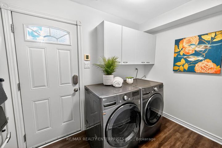 Photo 11 at 336 Oakridge Court, RO River Oaks, Oakville