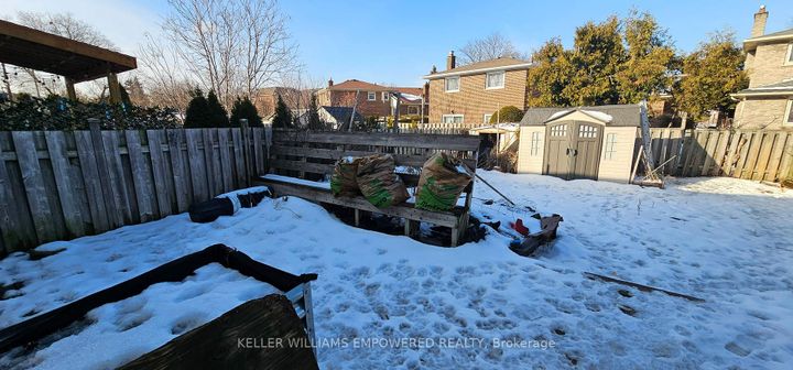 Photo 2 at 52 Endsleigh Crescent, Pleasant View, Toronto