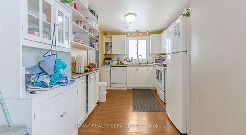 Photo 11 at 46 HICKLING Trail, Grove East, Barrie