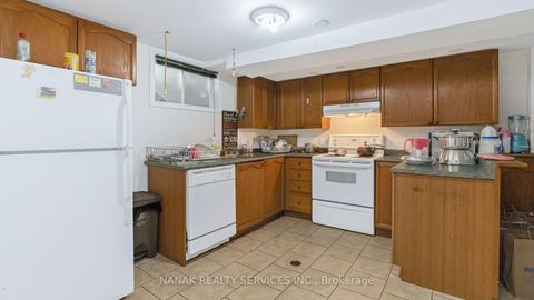 Photo 27 at 46 HICKLING Trail, Grove East, Barrie