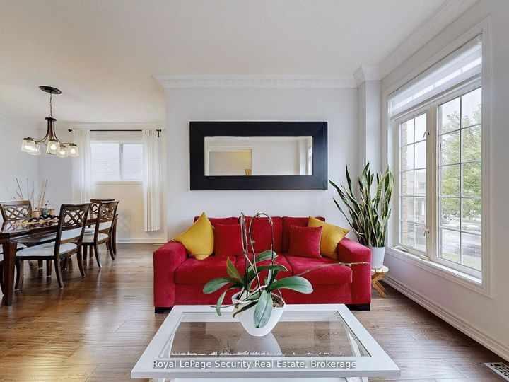 Photo 5 at 128 Daiseyfield Crescent, Vellore Village, Vaughan