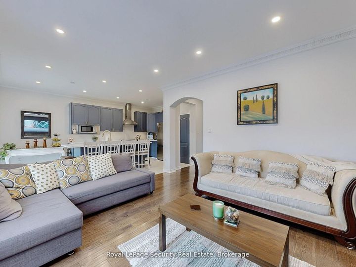 Photo 12 at 128 Daiseyfield Crescent, Vellore Village, Vaughan