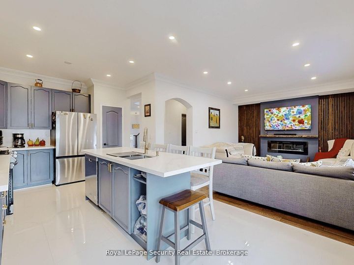 Photo 16 at 128 Daiseyfield Crescent, Vellore Village, Vaughan