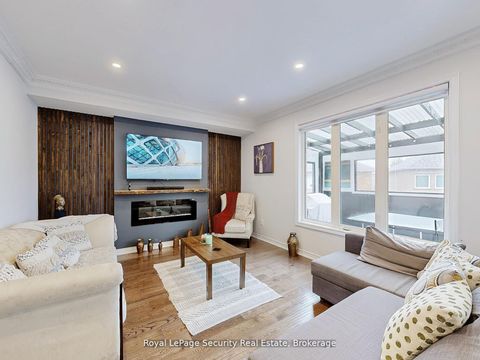 Photo 10 at 128 Daiseyfield Crescent, Vellore Village, Vaughan