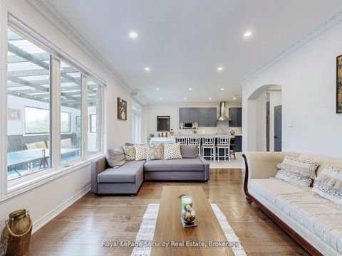 Photo 13 at 128 Daiseyfield Crescent, Vellore Village, Vaughan