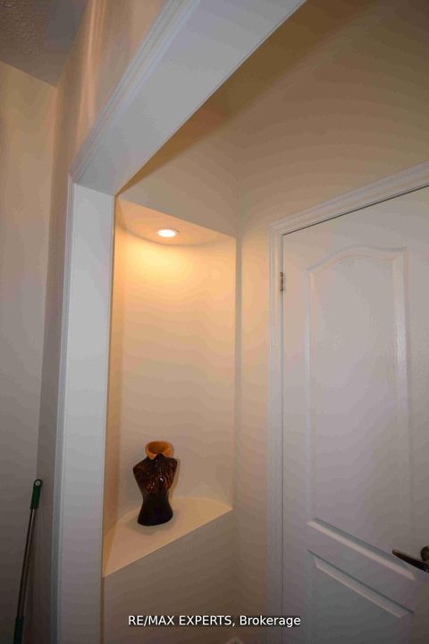 Photo 7 at 11 City Park Circle, West Woodbridge, Vaughan