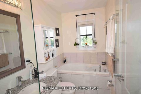 Photo 10 at 11 City Park Circle, West Woodbridge, Vaughan