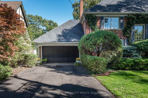 Photo 2 at 223 Riverside Drive, Swansea, Toronto