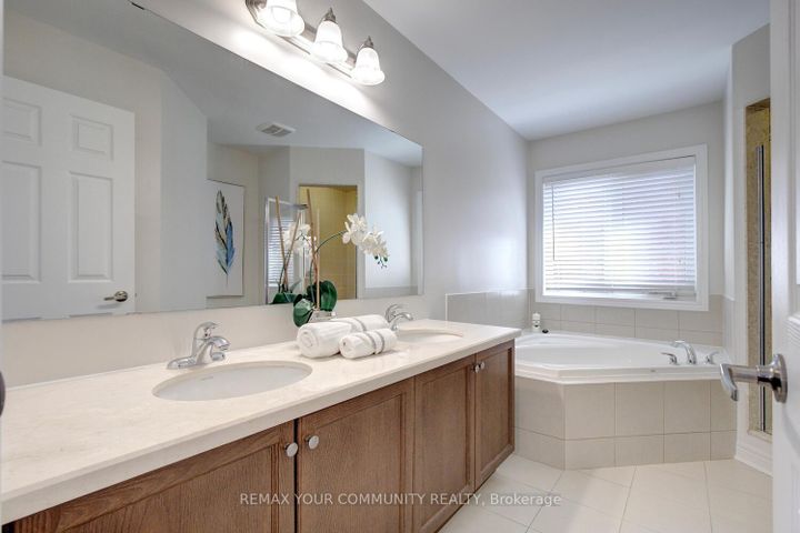 Photo 28 at 6 Halo Court, Patterson, Vaughan