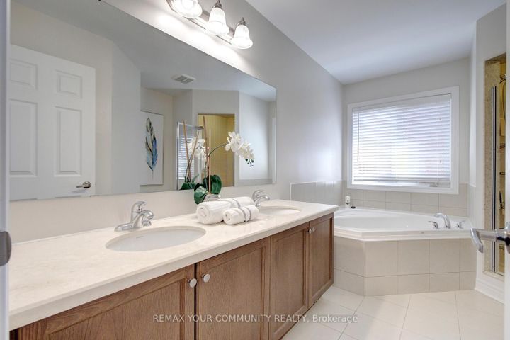 Photo 32 at 6 Halo Court, Patterson, Vaughan