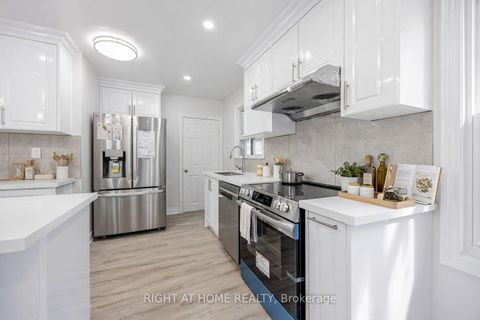 Photo 5 at 225 Essex Avenue, Harding, Richmond Hill