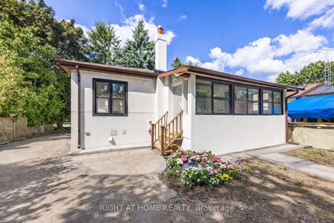 Photo 8 at 225 Essex Avenue, Harding, Richmond Hill