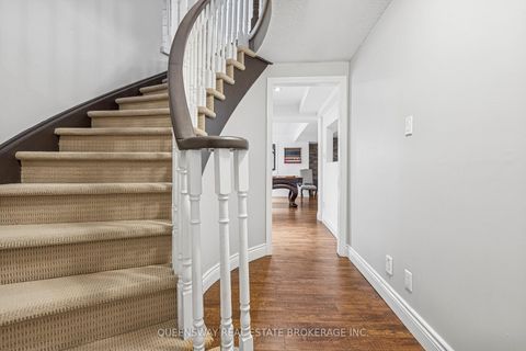 Photo 2 at 69 CITYVIEW Circle, Holly, Barrie