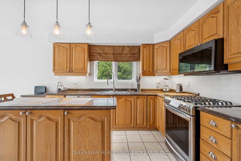 Photo 11 at 69 CITYVIEW Circle, Holly, Barrie