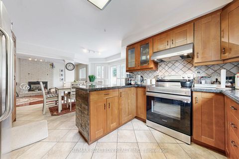 Photo 9 at 98 Charing Crescent, Aurora Highlands, Aurora