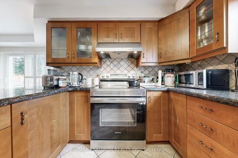 Photo 11 at 98 Charing Crescent, Aurora Highlands, Aurora