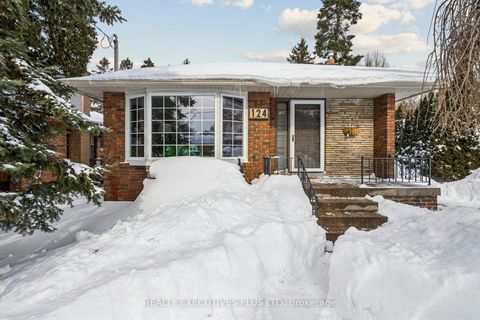 Photo 3 at 124 Applefield Drive, Bendale, Toronto