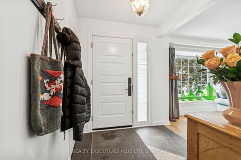 Photo 7 at 124 Applefield Drive, Bendale, Toronto