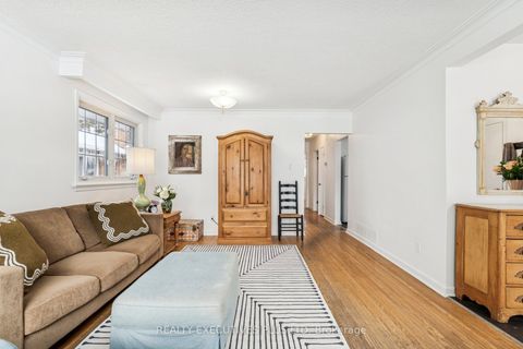 Photo 9 at 124 Applefield Drive, Bendale, Toronto