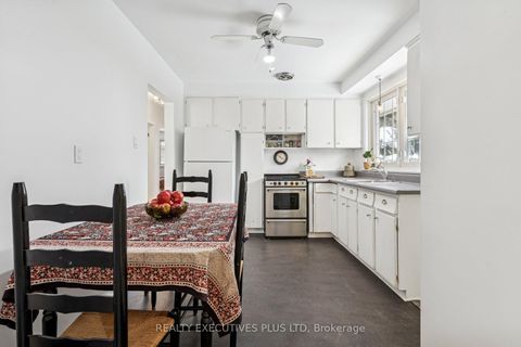 Photo 15 at 124 Applefield Drive, Bendale, Toronto