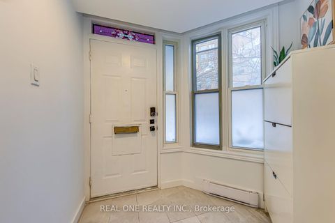 Photo 3 at 40 Irwin Avenue, Bay Street Corridor, Toronto