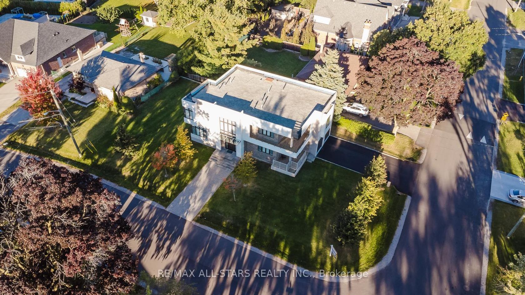 26 Lancer Drive, Maple, Vaughan photo number 2