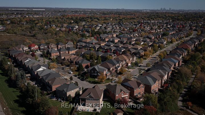 Photo 4 at 34 Laurentide Crescent, Vales of Castlemore North, Brampton