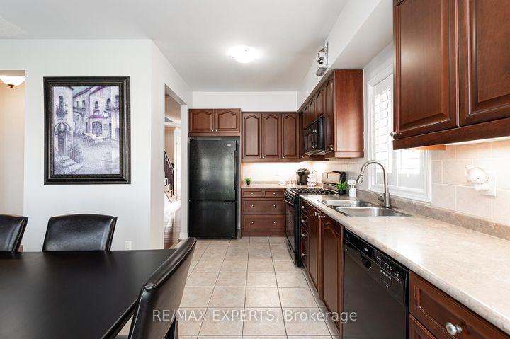 Photo 13 at 34 Laurentide Crescent, Vales of Castlemore North, Brampton